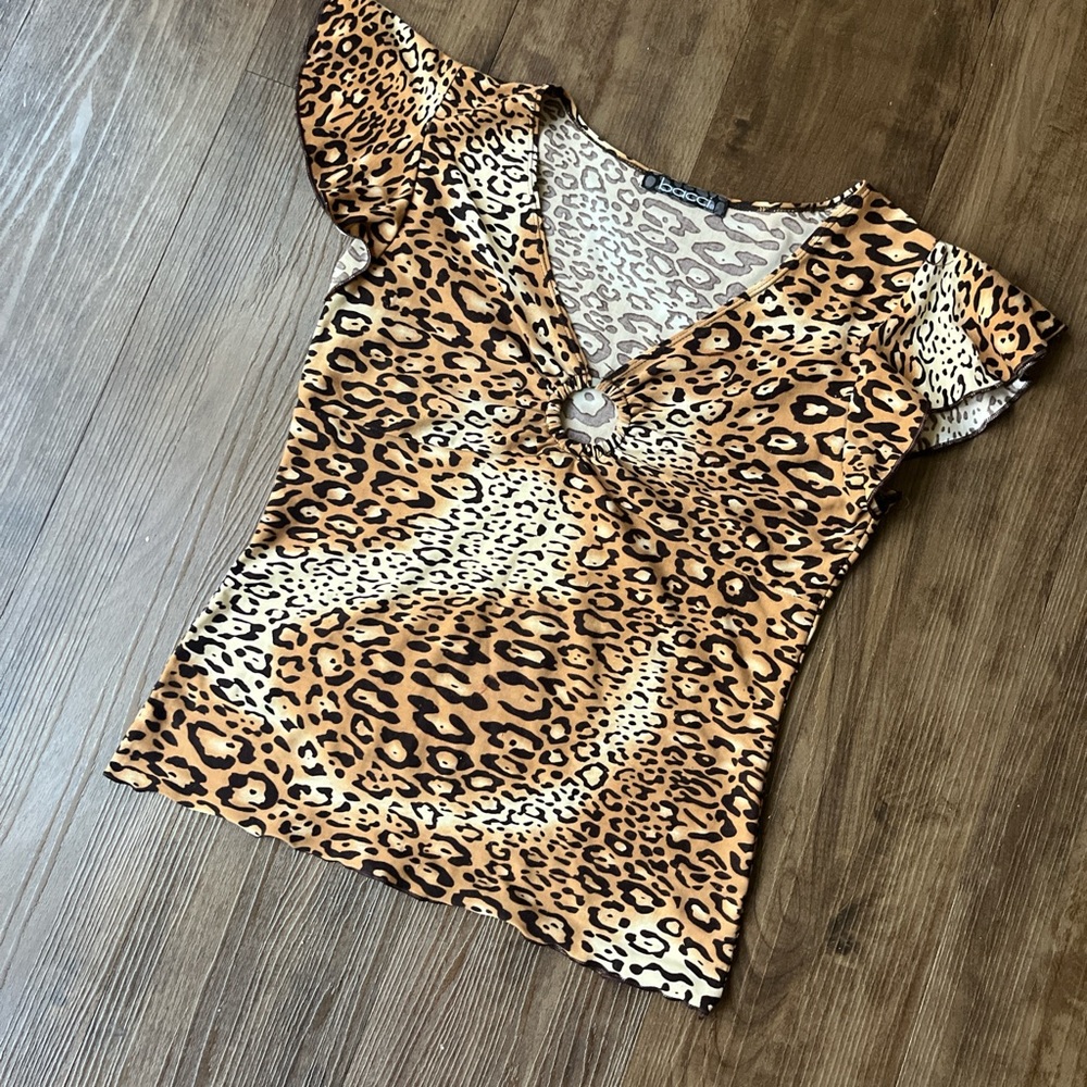 Two tone brown leopard print o-ring short ruffle sleeve top.